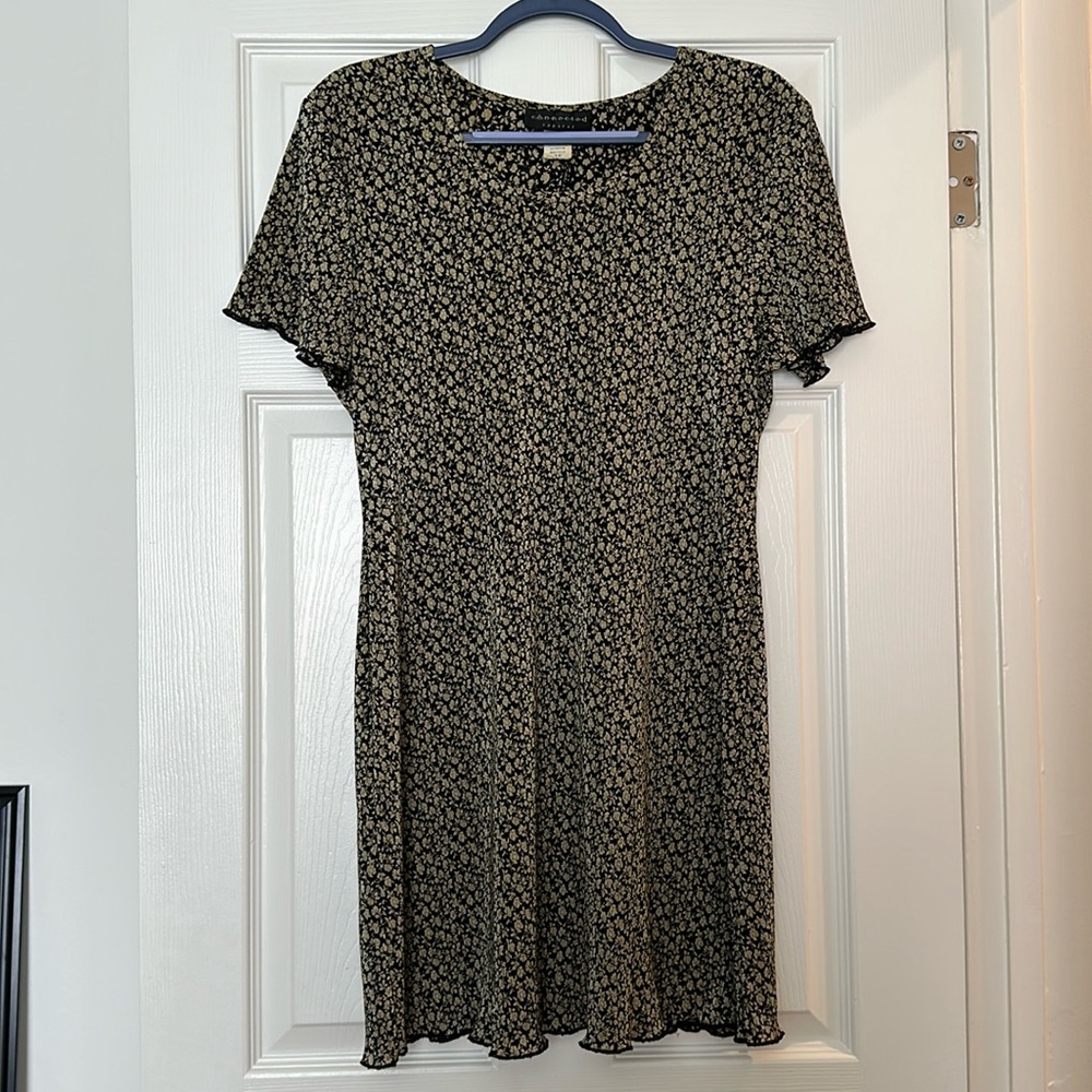Connected Vintage dress hemmed above the knee, size 12 large flowers ruffles